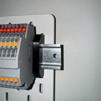 Ngàm gắn thanh ray DIN lên bảng Skadis (Skadis DIN Rail holder)