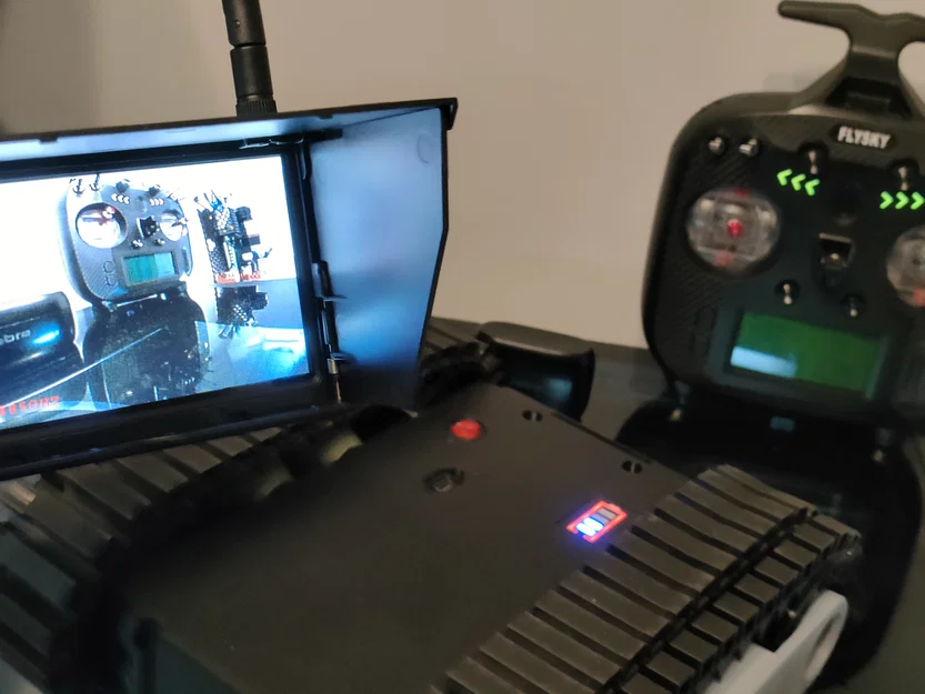 ReconBot siêu chất: RC Camera, leo cầu thang được (tới 19cm)! - Image 2