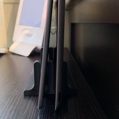 Giá dựng đôi iPad/tablet dạng đứng kiêm dock sạc