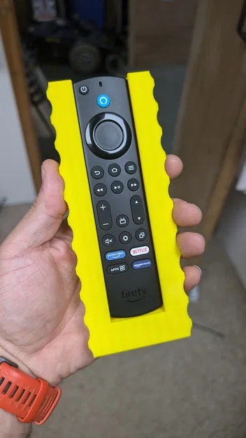 Ốp chống rớt sofa cho remote Amazon Fire TV Stick 4K Max (Biggerator) - Image 1