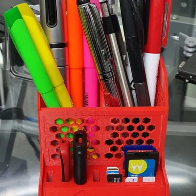 Khay sắp xếp bàn làm việc đựng bút, có ngăn USB và SD card