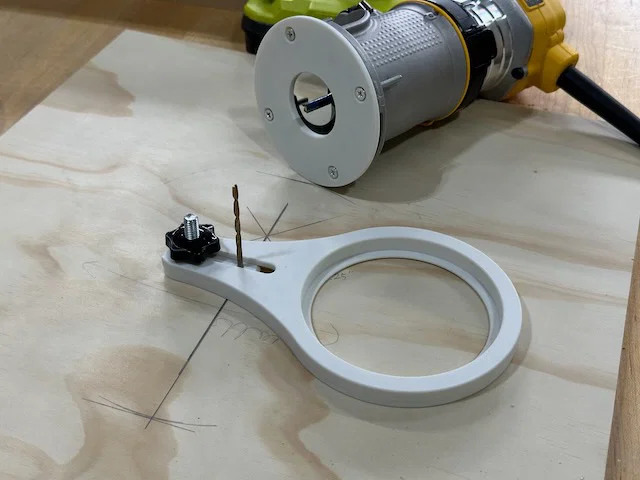 Cữ cắt vòng tròn cho router Dewalt (Dewalt router circle jig) - Image 1