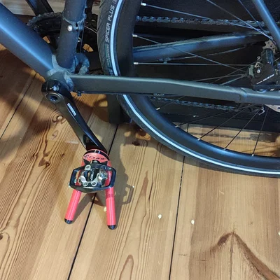 Stand dựng xe đạp (nghiêng theo pedal) – parametric