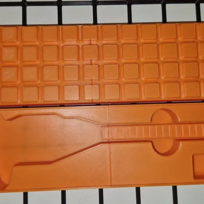 Hộp Gridfinity half-pitch xếp chồng cho thước cặp 150mm, có ngăn pin