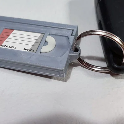 Móc khóa VHS 80s (VHS Keychain 80s)