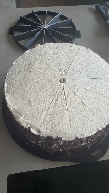 Dụng cụ chia bánh (Cake Slicer) in 3D - Chia bánh đều hoàn hảo - Image 1