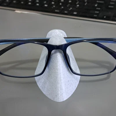 Giá đỡ kính (Glasses Stand) tối giản để bàn