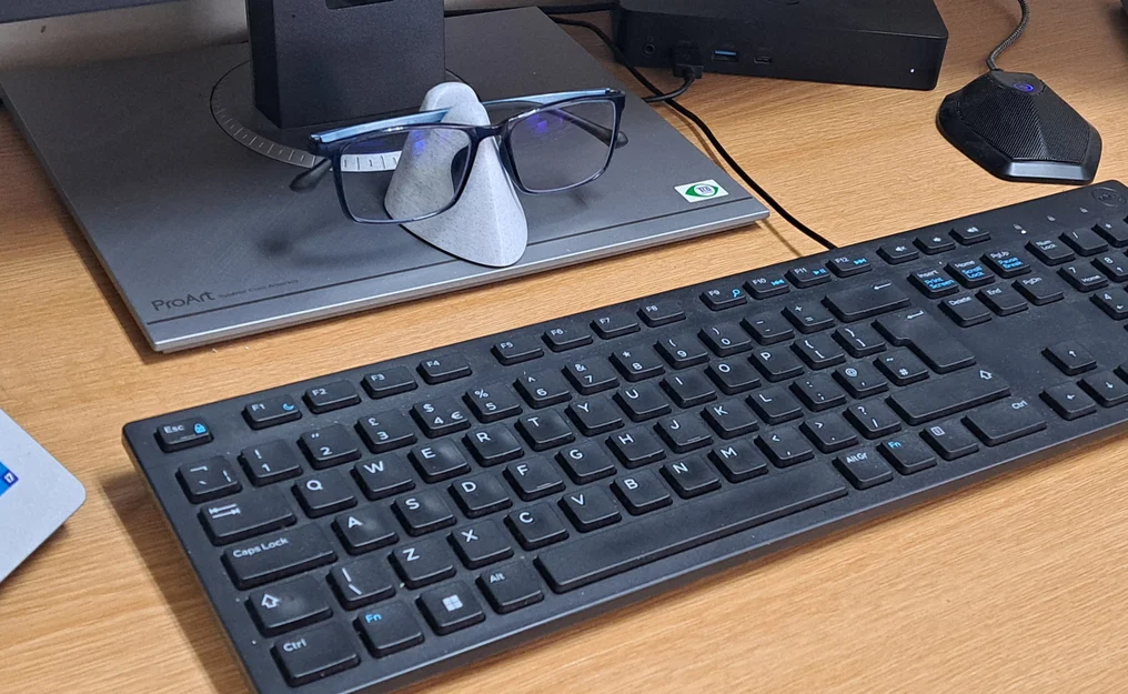 Giá đỡ kính (Glasses Stand) tối giản để bàn - Image 3