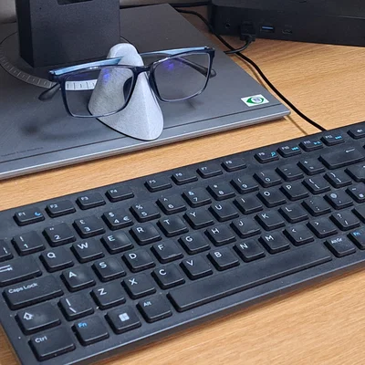 Giá đỡ kính (Glasses Stand) tối giản để bàn