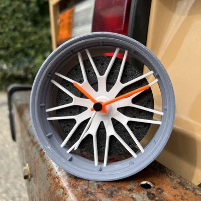 Rim clock – Đồng hồ để bàn lấy cảm hứng từ mâm AMG