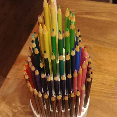 Giá đựng bút chì màu dạng telescoping (Telescoping Colored Pencil Holder)
