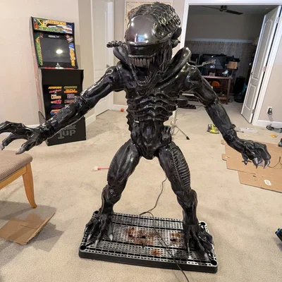 Alien Xenomorph đứng (Aliens xenomorph standing)