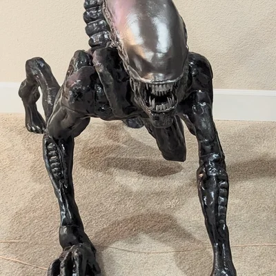 Xenomorph (Aliens) chồm thấp, sẵn sàng tấn công