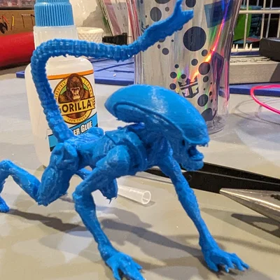 Xenomorph (Aliens) chồm thấp, sẵn sàng tấn công