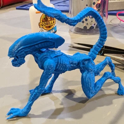 Xenomorph (Aliens) chồm thấp, sẵn sàng tấn công
