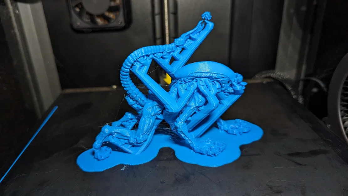 Xenomorph (Aliens) chồm thấp, sẵn sàng tấn công - Image 5