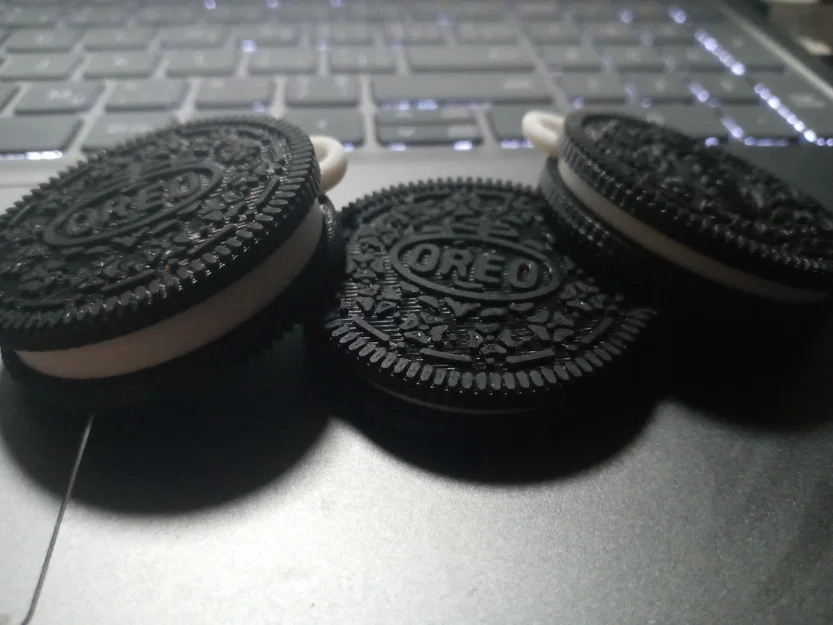 Hộp đựng bí mật hình bánh Oreo có móc khóa (Double Stuffed) - Image 1