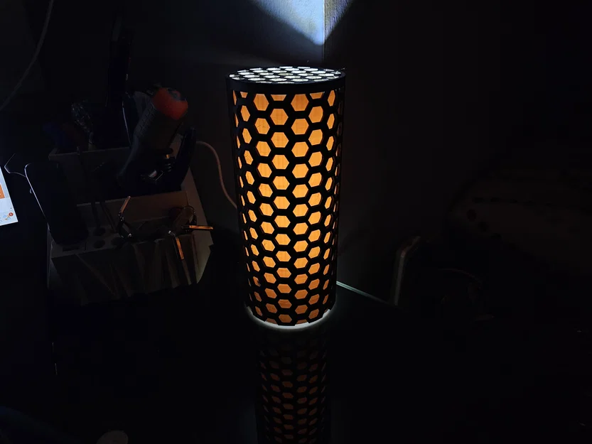 Đèn để bàn họa tiết tổ ong (Honeycomb Table Lamp) - File 3D in ấn - Image 1