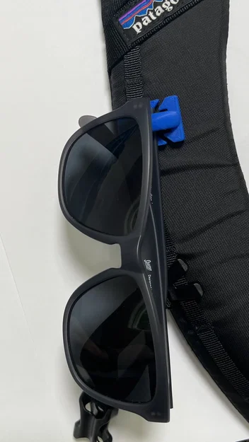 Móc kẹp treo kính cho dây đeo ba lô mỏng (Slim Backpack Strap Sunglass Hanger) - Image 3