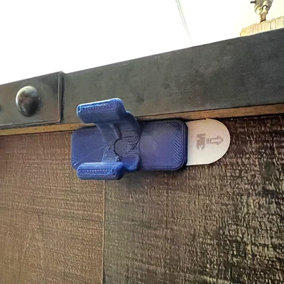 Bracket treo ống CPAP dùng Command Strip