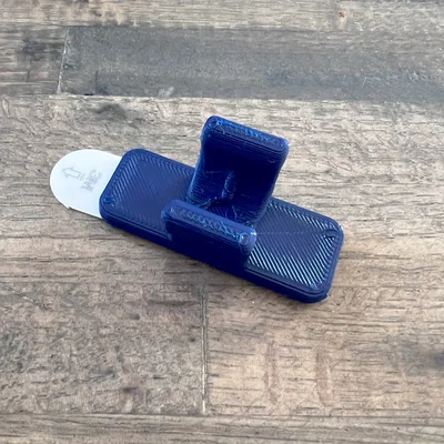 Bracket treo ống CPAP dùng Command Strip