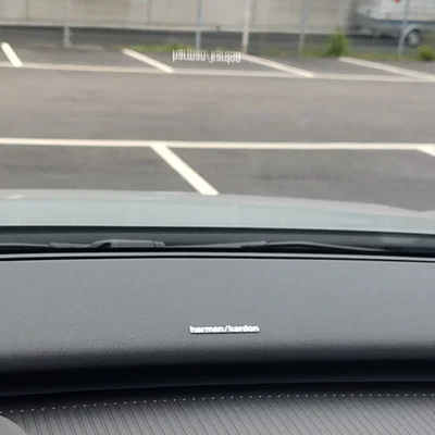 Volvo EX30 – Cover che emblem harman kardon