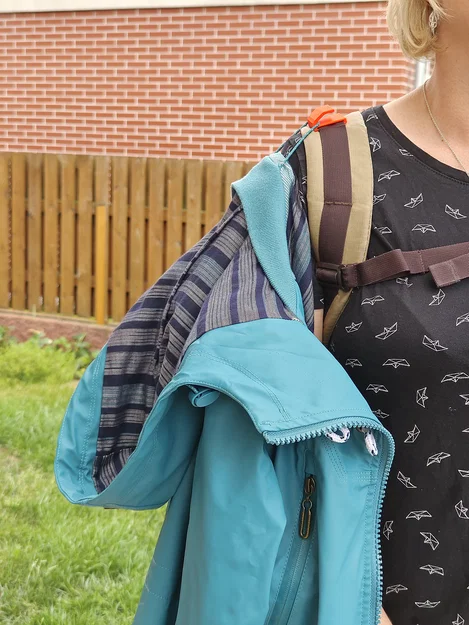 StayPut Backpack Hook – Móc gài balo chống tuột đồ - Image 4