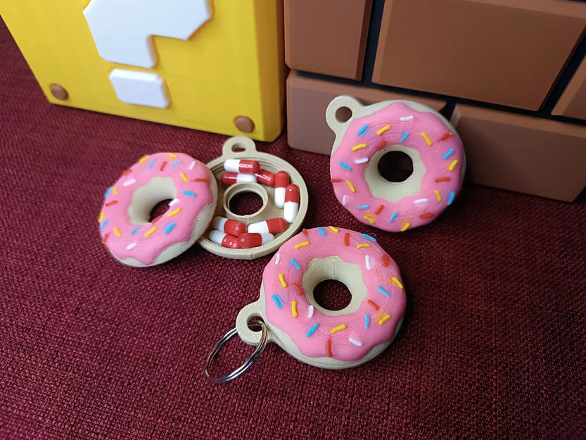 Móc khóa Donut kiêm hộp đựng thuốc - Image 1