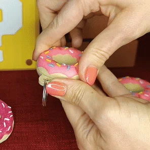 Móc khóa Donut kiêm hộp đựng thuốc