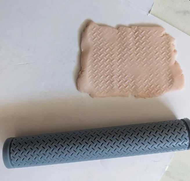 Cây Cán Tạo Vân – Hoạ Tiết Kim Loại Đan Chéo (Crosshatch) - Image 1