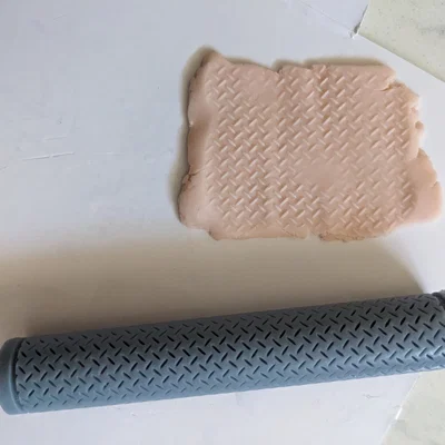 Cây Cán Tạo Vân – Hoạ Tiết Kim Loại Đan Chéo (Crosshatch)