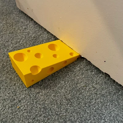 Chặn cửa hình miếng phô mai (Cheese Doorstop) độc đáo cho gia đình