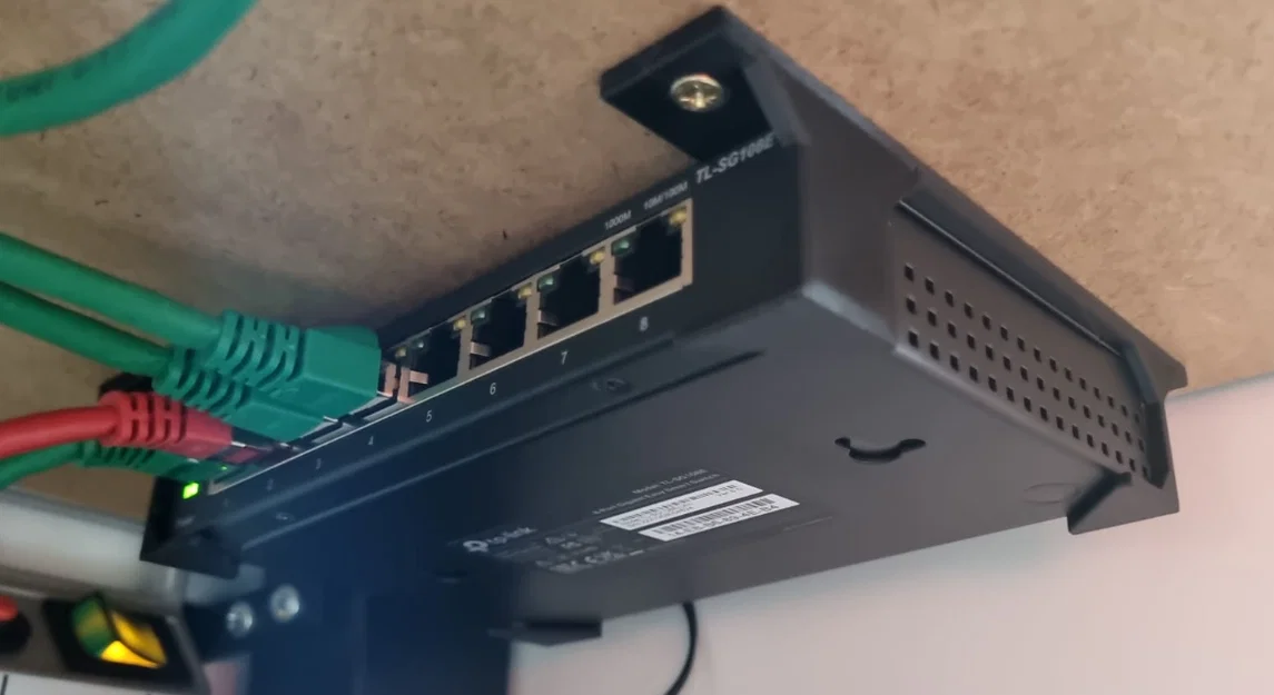 Ngàm gắn switch Netgear dưới bàn làm việc gọn gàng (Mounting Bracket) - Image 1