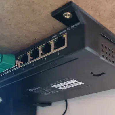 Ngàm gắn switch Netgear dưới bàn làm việc gọn gàng (Mounting Bracket)