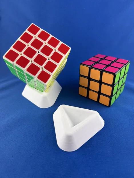 Đế dựng Rubik hình tam giác - Giá đỡ trưng bày đơn giản, tinh tế - Image 1