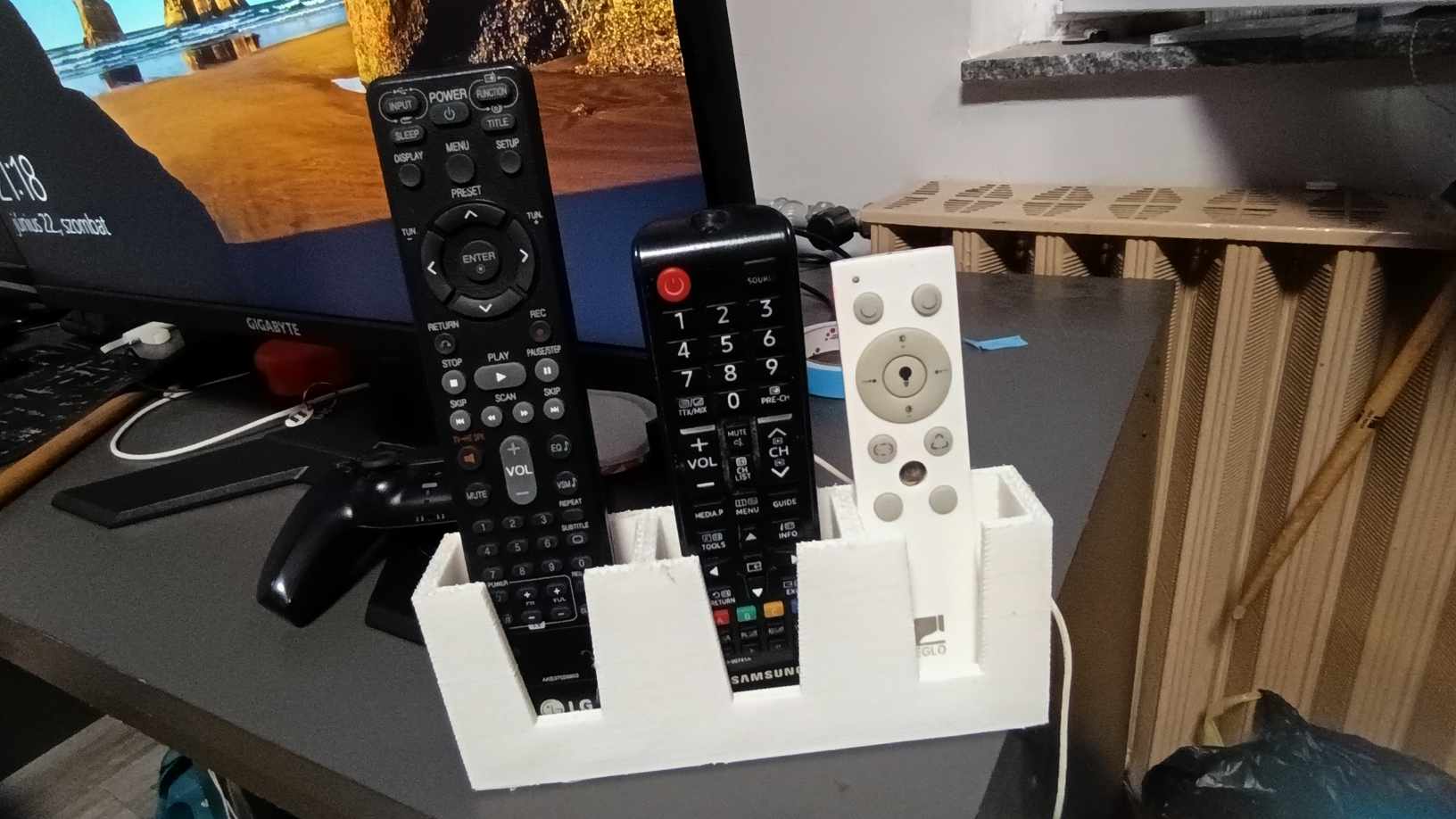 Khay đựng remote (Remote holder) in 3D gọn gàng, dễ in