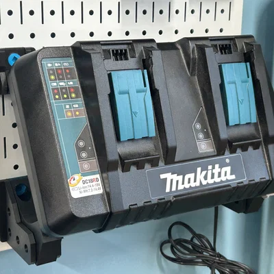Giá treo Wall Control cho sạc pin Makita DC18RD - Version 2