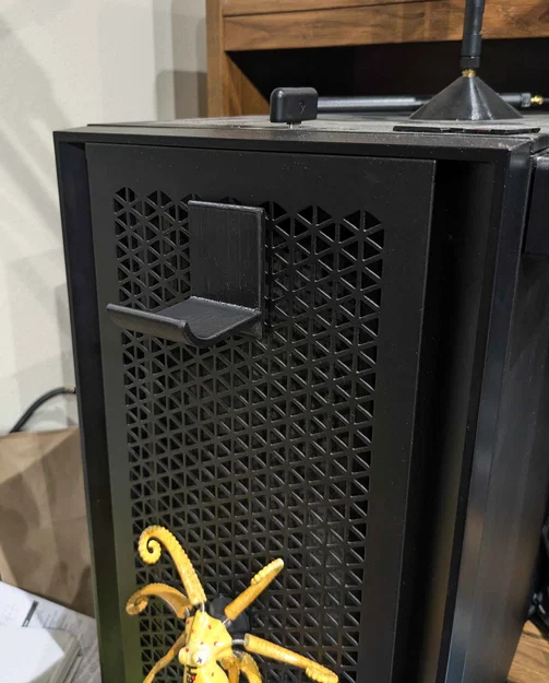 Móc treo tai nghe gắn lưới tam giác cho case máy tính Corsair - Image 2