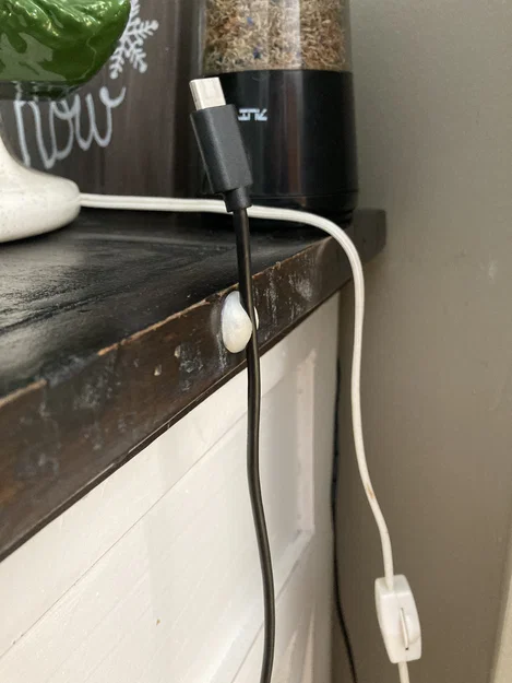 Kẹp giữ dây USB - Image 1