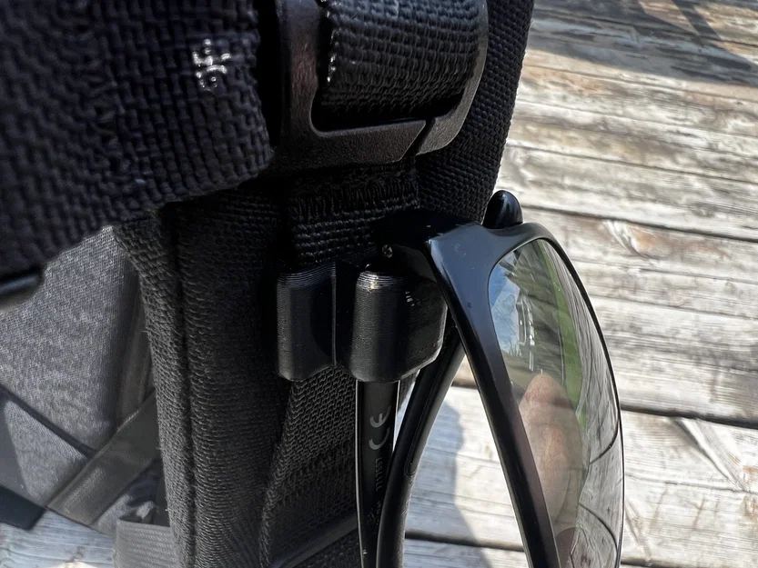 Móc treo kính mát gắn MOLLE Webbing (MOLLE Webbing Sunglasses Hanger) - Image 1