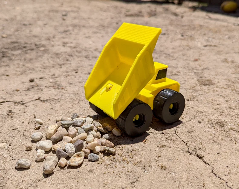 Xe Ben Đồ Chơi với Chi Tiết Lắp Snap-Fit - Image 1