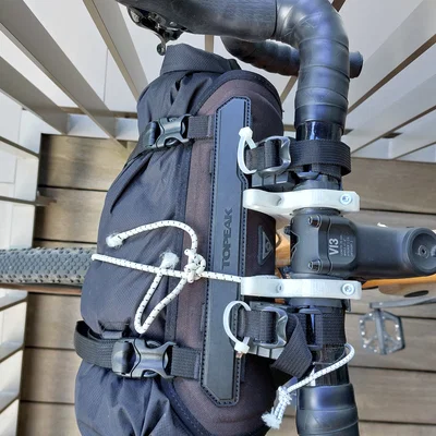 Gá đỡ túi ghi-đông (Handlebar bag support)