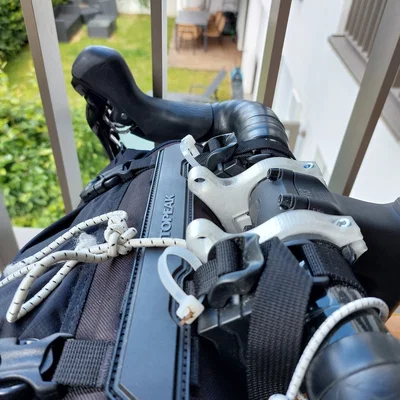 Gá đỡ túi ghi-đông (Handlebar bag support)