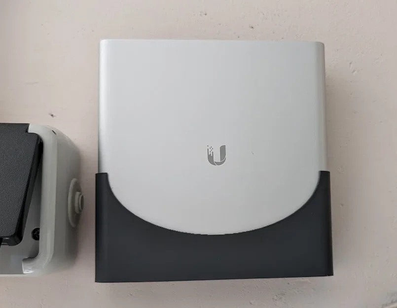 Giá treo tường Ubiquiti UniFi Cloud Key Gen2 Plus - Image 1