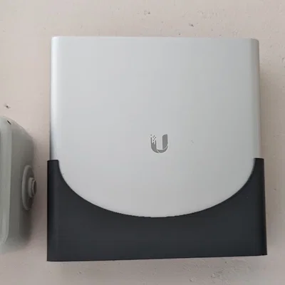 Giá treo tường Ubiquiti UniFi Cloud Key Gen2 Plus