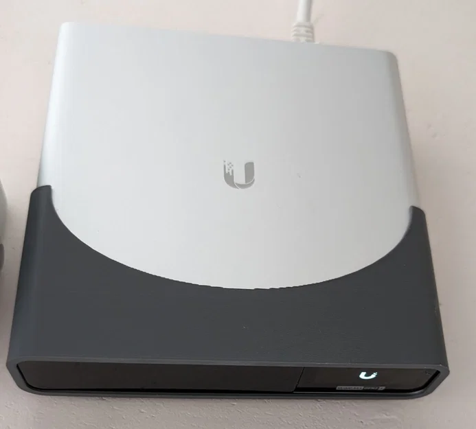 Giá treo tường Ubiquiti UniFi Cloud Key Gen2 Plus - Image 2