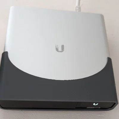 Giá treo tường Ubiquiti UniFi Cloud Key Gen2 Plus