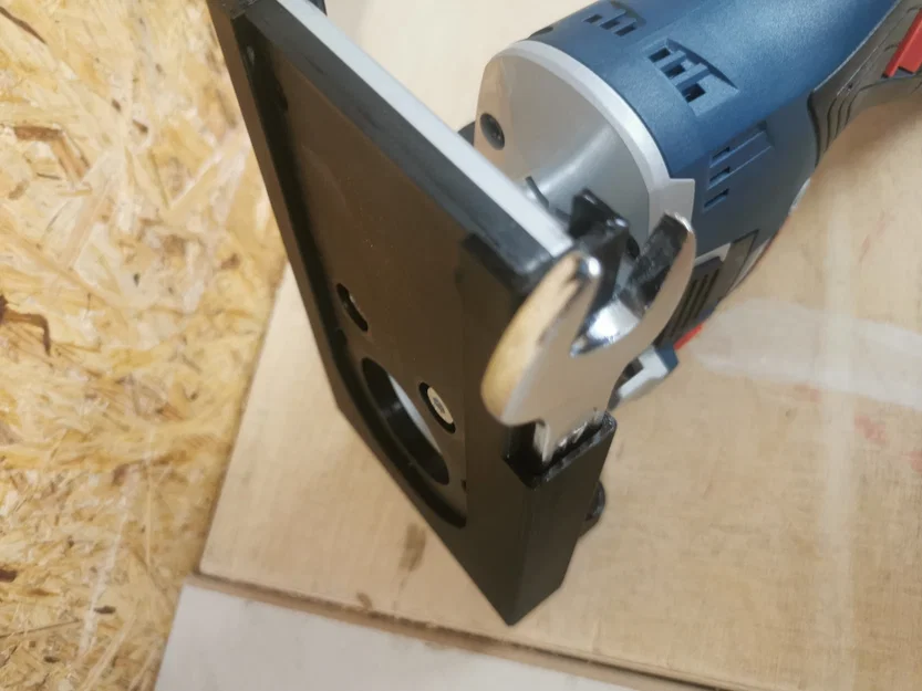 Giá treo tường cho máy phay cạnh Bosch GKF 12V tích hợp gài cờ-lê - Image 4