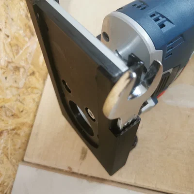 Giá treo tường cho máy phay cạnh Bosch GKF 12V tích hợp gài cờ-lê