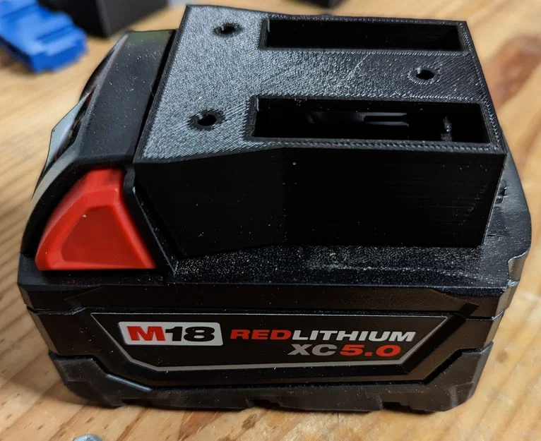 Kẹp gắn pin Milwaukee M18 dạng Clip-In (Battery Mount Clip-In) - Image 1